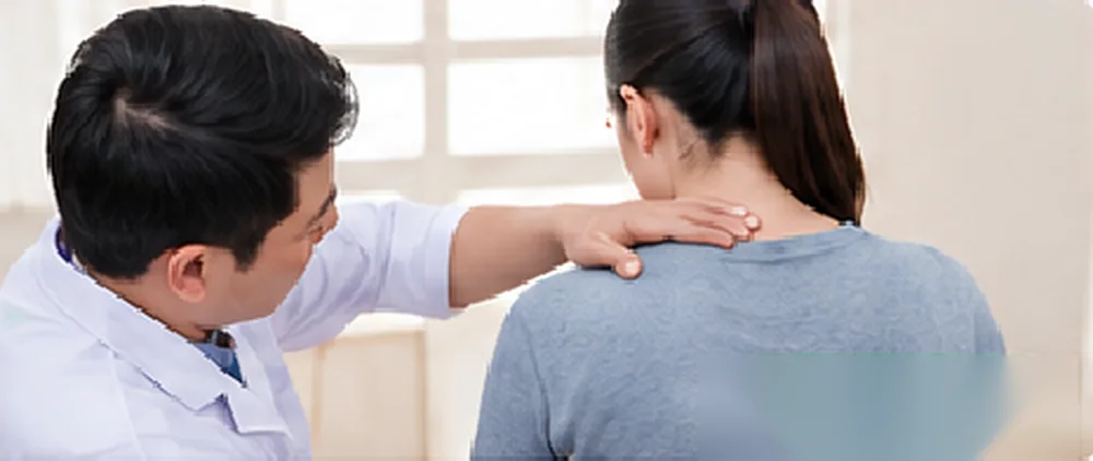 Bấm huyệt vùng vai gáy giúp thư giãn cơ